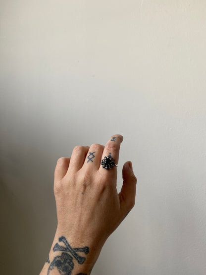 PATES black spinel halo ring